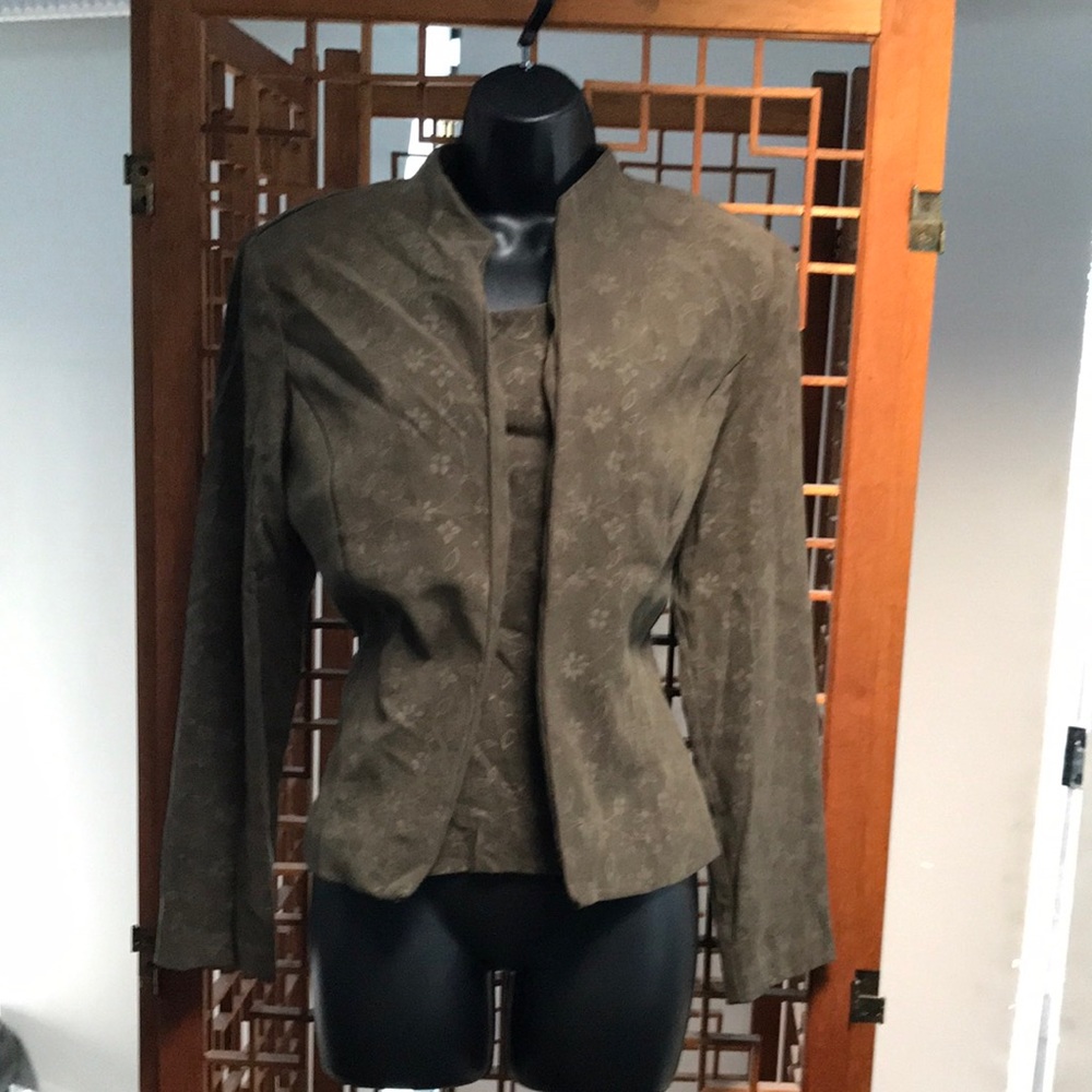 Sag Harbor army green shell/jacket with lighter green flower details. Size 10